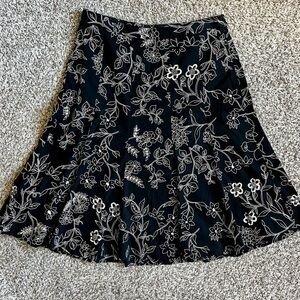 🦋 LOFT Black Cream Floral Sequin Midi Skirt Size 4